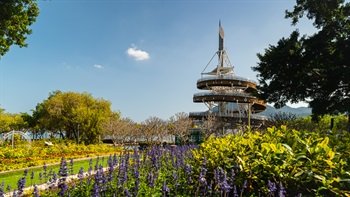 大埔海濱公園佔地約 22 公頃，沿吐露港海岸線延伸，吐露港的壯麗景色一覽無遺。作為康樂及文化事務署轄下最大的公園，園內植物種類繁多，一年四季都有花盛開。 香港回歸紀念塔位於海濱旁，高超過 32米，讓訪客能飽覽公園和吐露港美不勝收的風景，是公園的地標建築。